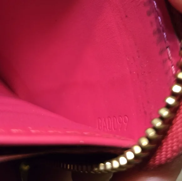 HTF!! Authentic Louis Vuitton pink vernis leather zip wallet in good condition Wallets